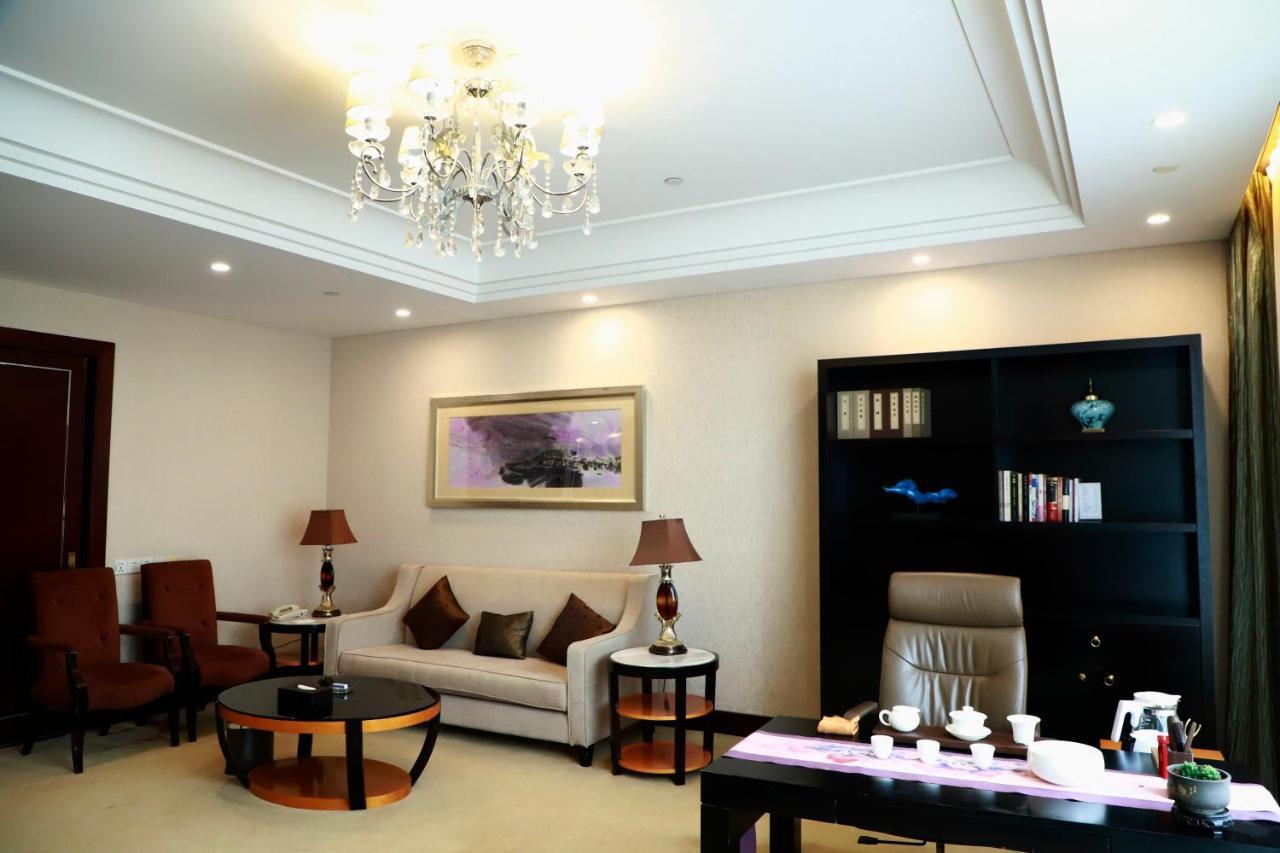 Wyndham Xinyang Downtown Hotel Exterior foto