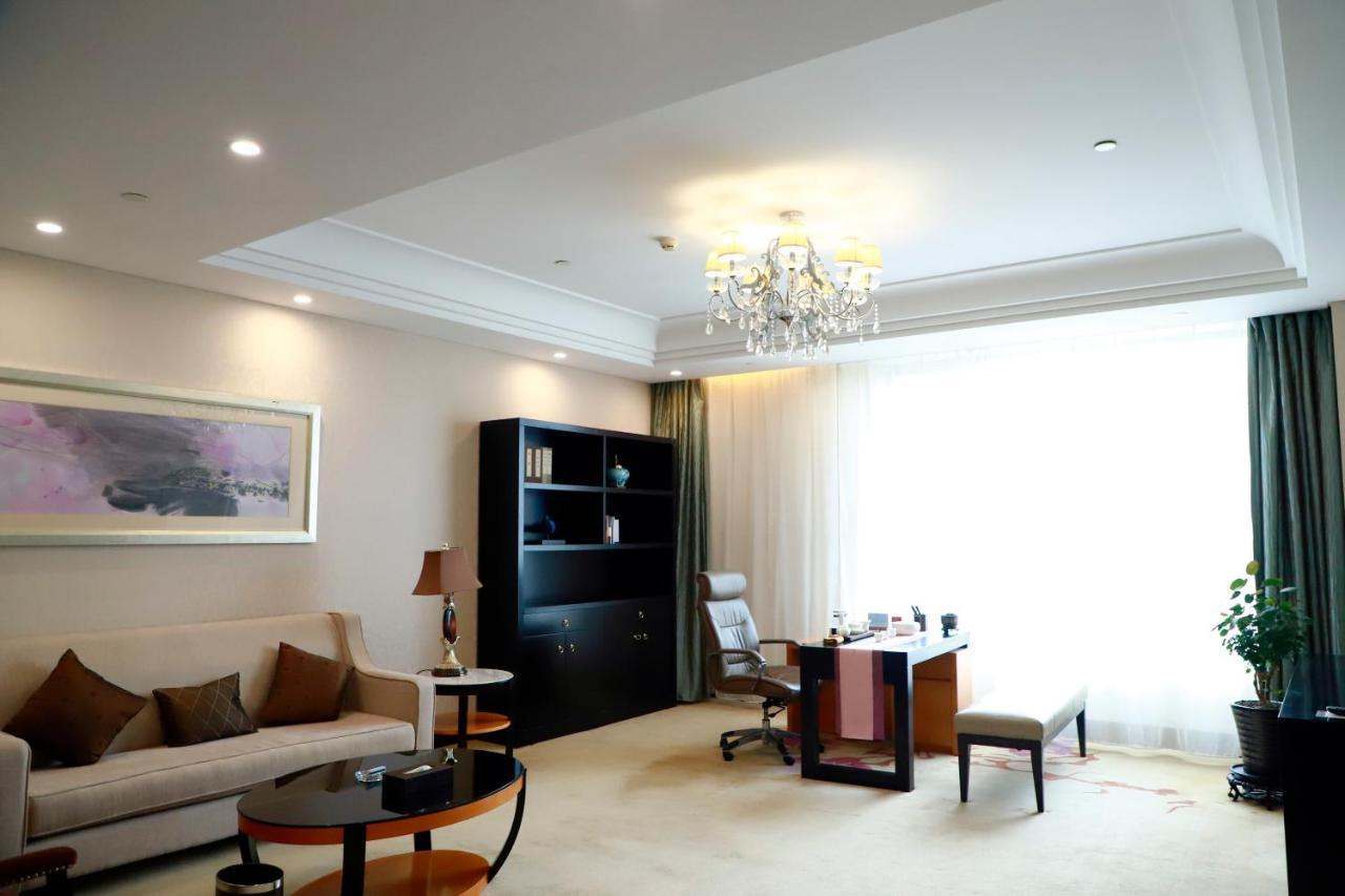 Wyndham Xinyang Downtown Hotel Exterior foto